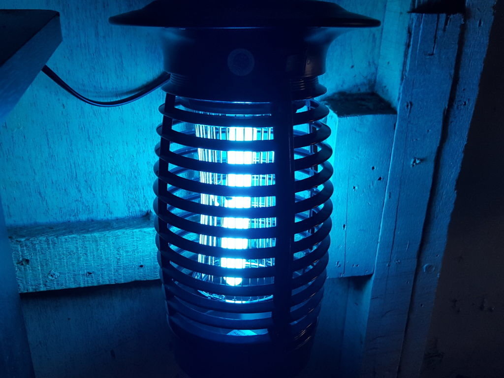 藍色燈管增加捕獲機率，在蚊蟲趨光的特性下，牠們會不自覺地往捕蚊燈飛過去，接著捕蚊燈外層的高壓電擊網會將蚊蟲瞬間燒焦，達到消滅蚊蟲的效果。
